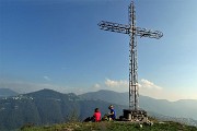 38 Alla croce di vetta del Pizzo di Spino (950 m) con vista verso Miragolo San Salvatore